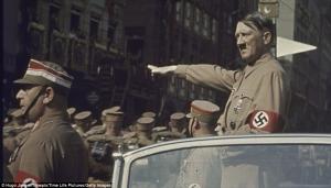 Parada das tropas SA com Hitler. Parada das tropas SA com Hitler.