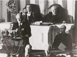 Franklin Delano Roosevelt pede ao Congresso que declare guerra ao Eixo após o ataque a Pearl Harbor. Franklin Delano Roosevelt pede ao Congresso que declare guerra ao Eixo após o ataque a Pearl Harbor.