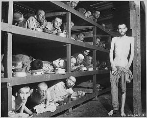Trabalhadores escravos no campo de concentração de Buchenwald; muitos já tinham morrido de má nutrição quando o campo foi libertado. Trabalhadores escravos no campo de concentração de Buchenwald; muitos já tinham morrido de má nutrição quando o campo foi libertado.