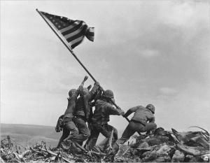 Marines norte-americanos do 28º Regimento da 5º Divisão hasteiam a bandeira americana no topo do Monte Suribachi. Marines norte-americanos do 28º Regimento da 5º Divisão hasteiam a bandeira americana no topo do Monte Suribachi.